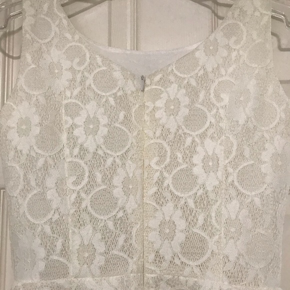 Beautiful white lace Dress - Picture 9 of 16